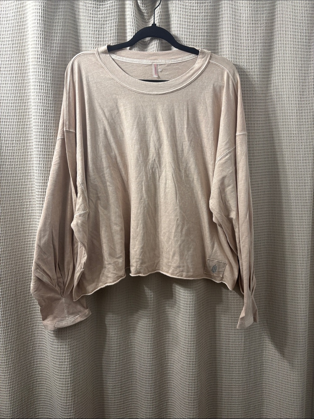 Free people boxy  Oversized Crewneck  in Light Beige logo on front brand new